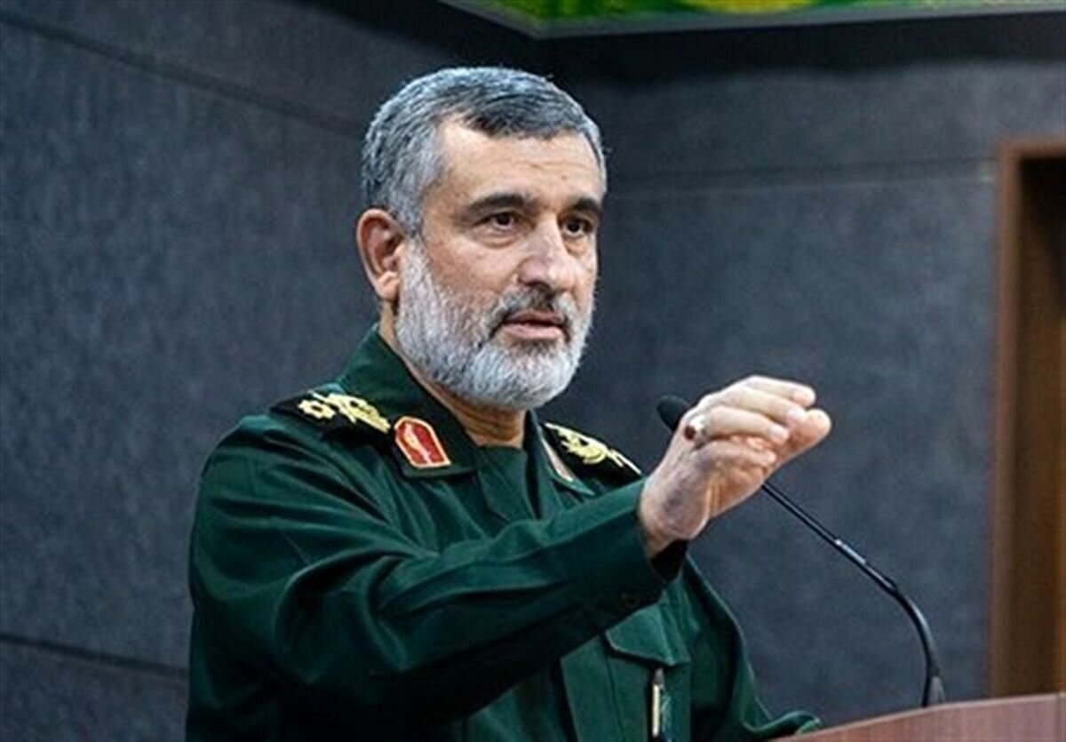 عکسی از پوشش متفاوت سردار بلندپایه سپاه /کدام فرمانده شاخص سپاه کنار او ایستاده بود؟