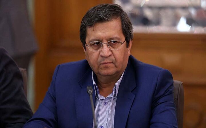 ببینید | کنایه جنجالی همتی: ۴۰ ماه پیش این سالن را افتتاح کردم، تنها تغییر «کنده شدن اسم حک‌شده من» بوده!
