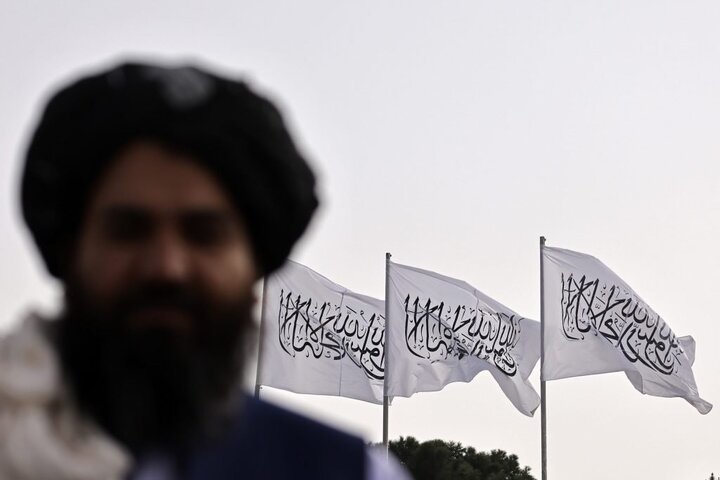 ببینید | حرکت جنجالی دیپلمات طالبان در تهران؛ عدم ادای احترام حین پخش سرود ملی ایران!