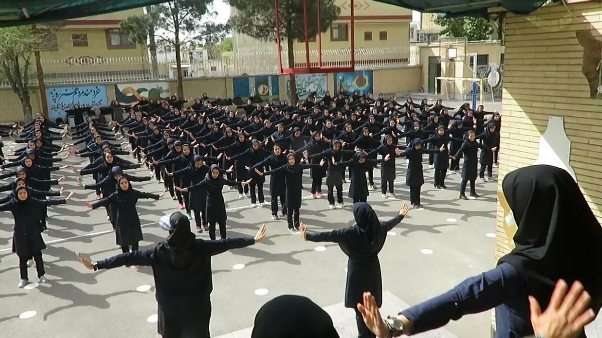 خودکشی سه دانش‌آموز طی چند هفته؛‌ سخت‌گیری شدید به دانش‌آموزان به دلیل پوشیدن جوراب سفید یا زدن لاک!