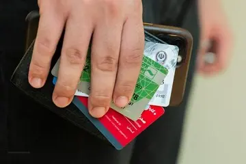 زورگیر حرفه‌ای کارت‌های بانکی شهروندان را سرقت می‌کرد