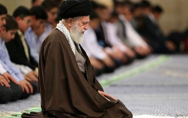 عکس | تحصن آیت‌الله خامنه‌ای در مسجد دانشگاه تهران