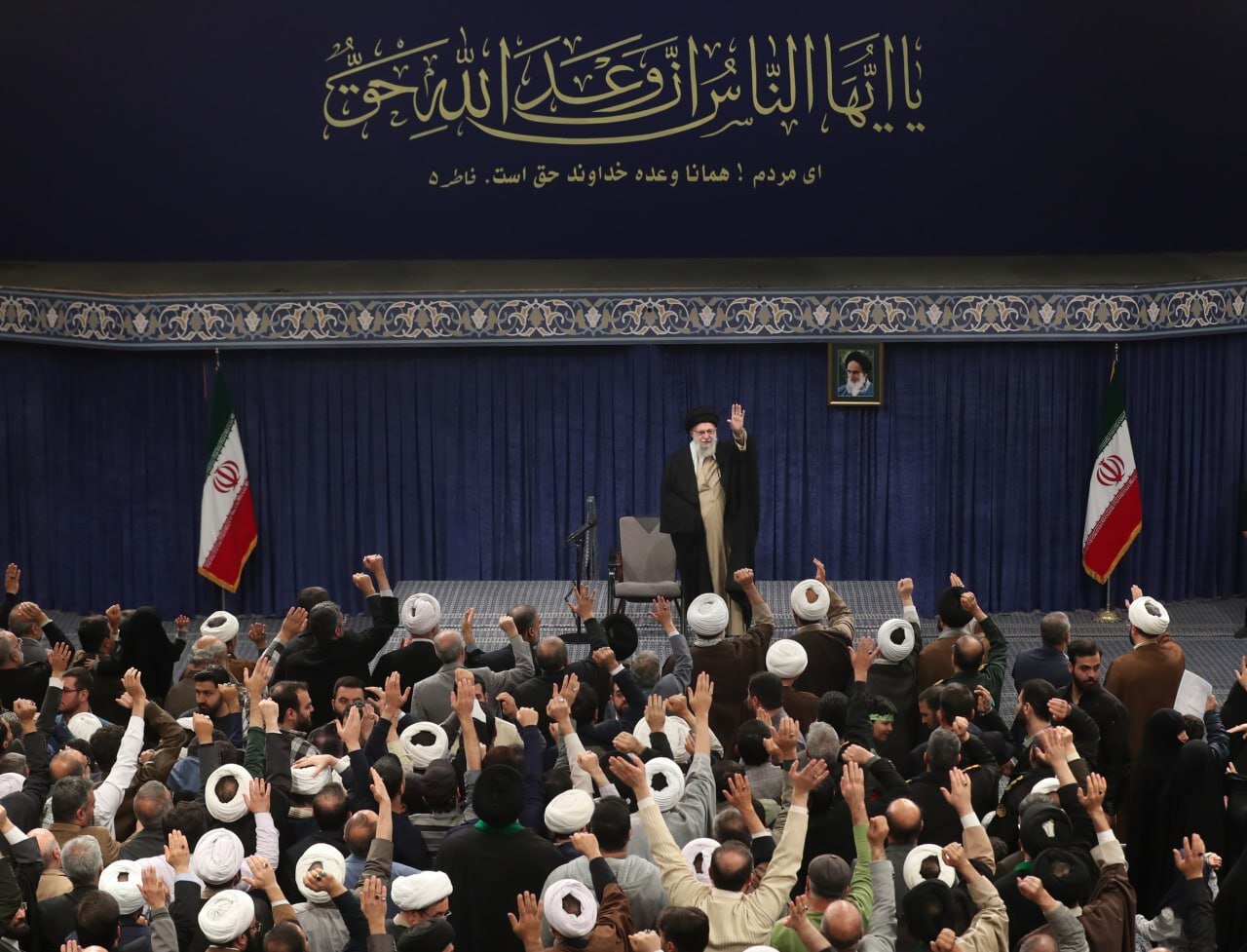 رهبر انقلاب: اگر مسئولان به توقع بیجای آمریکایی ها گوش کند، جمهوریت کشور تهدید می شود/ امکان رشد اقتصادی ۸ درصدی وجود دارد