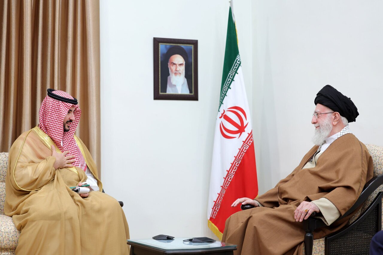در بیت رهبری اینگونه از مهمانان پذیرایی می شود/ تشریفات دیپلماتیک در بیت چگونه است؟/  پرچم ایران در سمت راست رهبری قرار می‌گیرد