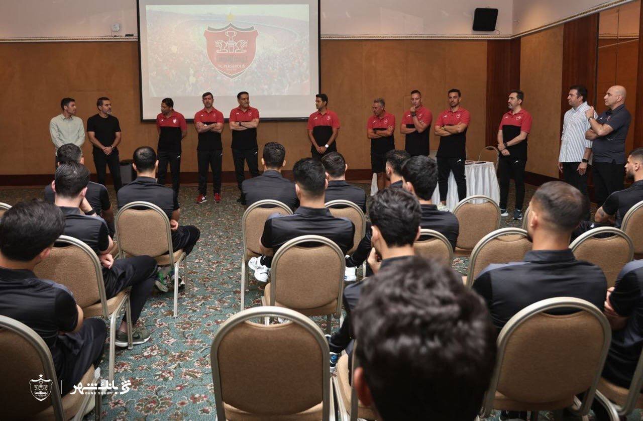 عکس| معارفه وحید هاشمیان در جمع پرسپولیسی‌ها