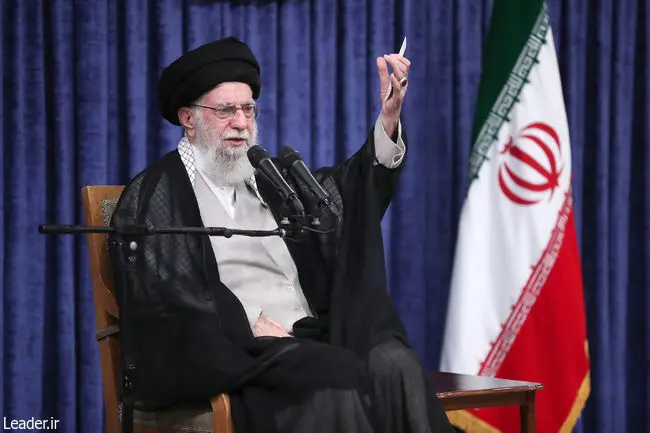 رهبر انقلاب: محاسبه متجاوزان این بود که با حمله به برخی شخصیت‌ها و مراکز حساس ایران، نظام ضعیف خواهد شد، بعد با به میدان آوردن هسته‌های خفته مزدوران می‌توانند با به خیابان کشیدن آنها، کار نظام را تمام کنند؛ در عمل دقیقاً بر عکس طراحی دشمن اتفاق افتاد